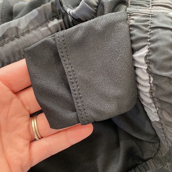 Athleta Printed Mesh Racer Run Short 4" Black Camo Size 1X - Picture 8 of 9